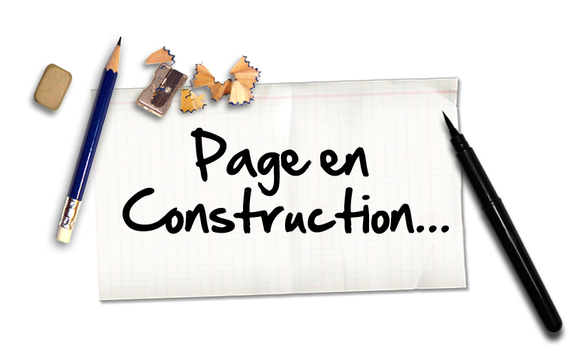 Texte manuscrit « Page en construction… » sur une feuille à petits carreaux, entourée d’un crayon, d’un taille-crayon avec copeaux et d’un stylo plume, évoquant une page web en cours de création.